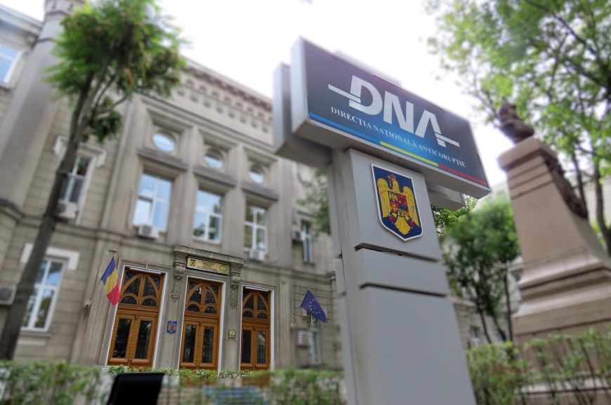 Foto - Primar trimis în judecată de DNA. Ar fi primit 500.000 de lei mită pentru un contract de modernizare a drumurilor