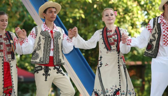 Frumoasele tradiții folclorice, promovate în sudul litoralului - dobrogemandragradina136-1441036241.jpg