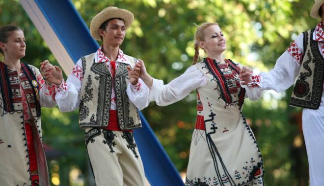 Frumoasele tradiții folclorice, promovate în sudul litoralului - dobrogemandragradina137-1441036249.jpg