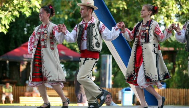 Frumoasele tradiții folclorice, promovate în sudul litoralului - dobrogemandragradina140-1441036257.jpg