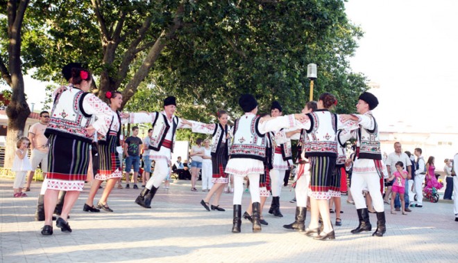 Festivalul Național  al Cântecului și Dansului Popular Românesc 2011 - dobrogemandragradina87-1311517324.jpg