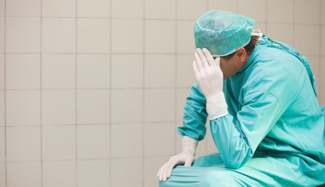 Medici și un pacient bolnav de coronavirus la o clinică privată din Constanța - doctoesburnout-1597067945.jpg