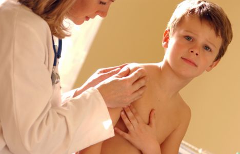 Amigdalită sau scarlatină? - doctor-1337380042.jpg