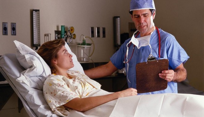 Premieră medicală: Află cum a fost salvată o pacientă din moarte clinică - doctorandpatientinhospitalroompe-1376993750.jpg