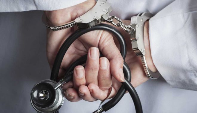MEDICI ȘI ANGAJAȚI AI CASEI DE SĂNĂTATE DIN CONSTANȚA, ANCHETAȚI ÎNTR-UN DOSAR PENAL! - doctorcuffedweb-1523965563.jpg