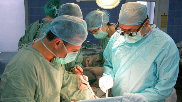 Premieră pe țară: A fost realizat primul transplant de cornee - doctori-1519989548.jpg