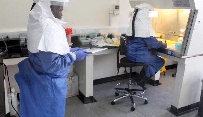 EBOLA - Arma perfectă folosită de teroriști pentru a ucide mii de oameni - doctorsworkinalaboratoryoncollec-1407231608.jpg