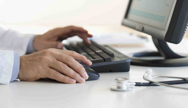 Un computer inteligent poate pune diagnostice sau determina durata de viață a pacienților - doctorwithcomputer-1442486452.jpg
