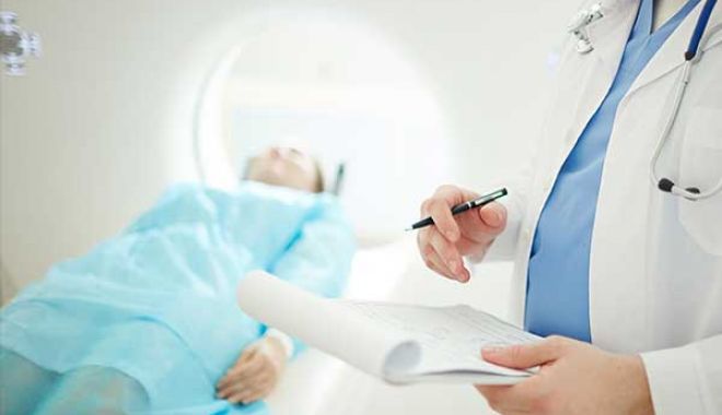 Pacientă moartă în timpul unui CT, după ce a băut substanță de contrast, într-o clinică privată - doctorwithpatientusingctscan-1660722769.jpg