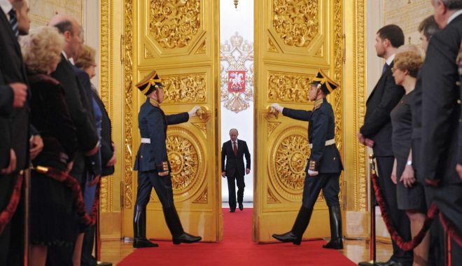 Ursul la miere. Moscova: blitzkrieg cu democrația - documentar-1579639111.jpg