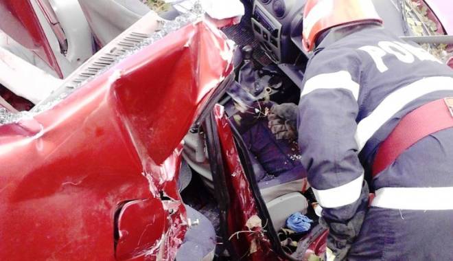 Tragedie rutieră: PATRU MORȚI ȘI UN RĂNIT GRAV, după ce un autoturism s-a izbit de copac - doi-1445888120.jpg