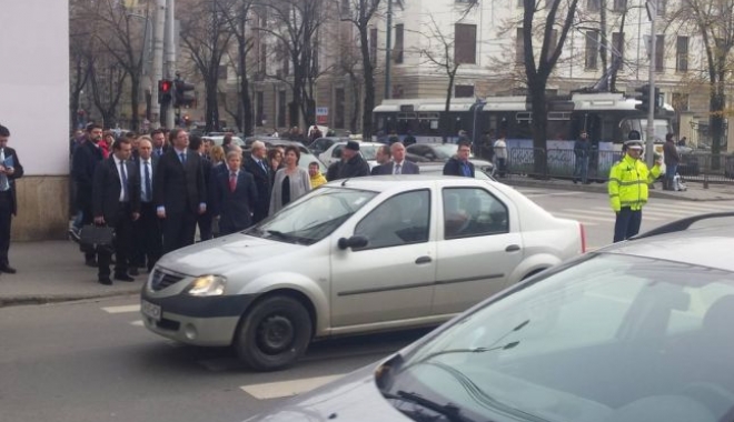 FOTO: Gestul surprinzător al lui Dacian Cioloș, făcut în trafic - doi-1478788707.jpg