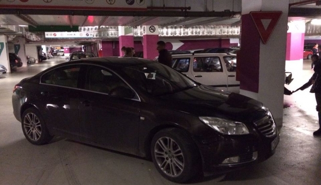 VIDEO. ACCIDENT TERIBIL ÎN PARCARE LA MARITIMO. O șoferiță s-a izbit cu mașina în stâlp - doi-1479055959.jpg