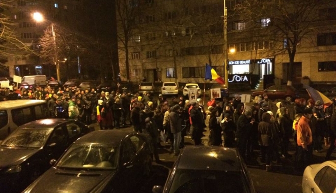 A ȘASEA ZI DE PROTESTE LA CONSTANȚA / Mii de oameni cer plecarea Guvernului Grindeanu / Galerie foto-video - doi-1486320572.jpg
