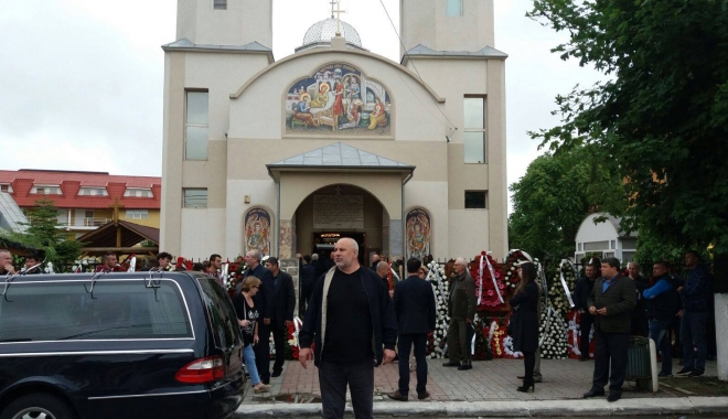 GALERIE FOTO. Puhoi de lume la slujba de înmormântare a fostului primar Ion Ovidiu Brăiloiu - doi-1496997742.jpg