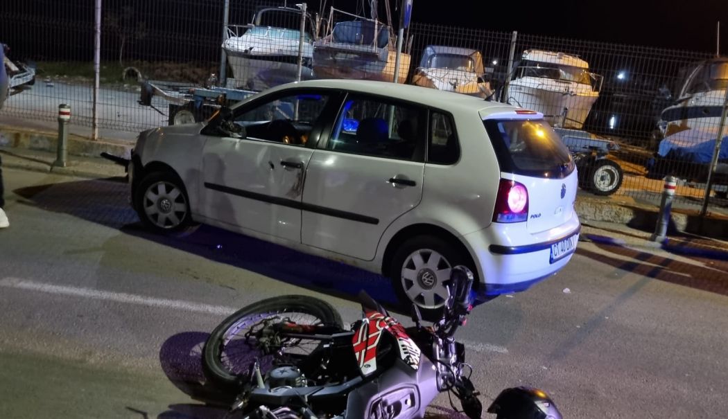 FOTO / ACCIDENT la Constanța, în Portul Tomis! Impactul, între o motocicletă condusă de un minor și un autoturism