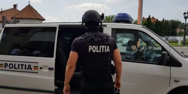Doi fraţi, condamnaţi la închisoare pentru trafic de persoane, de minori şi proxenetism, aduşi în ţară din Olanda - doi-frati-adusi-1722182096.jpg