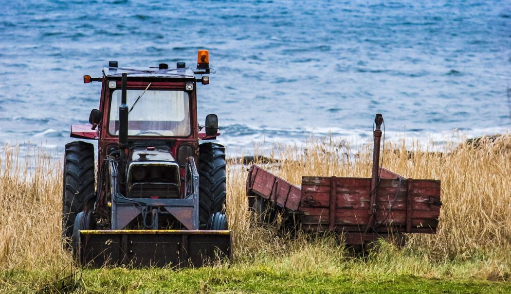Doi bărbați au fost depistați conducând un tractor, băuți și fără permis - doi-soferi-si-un-tractor-1713201856.jpg