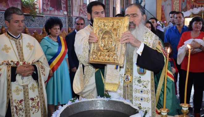 Doi copii orfani, botezaţi de Sfânta Parascheva, la Cumpăna - doicopii-1602608985.jpg