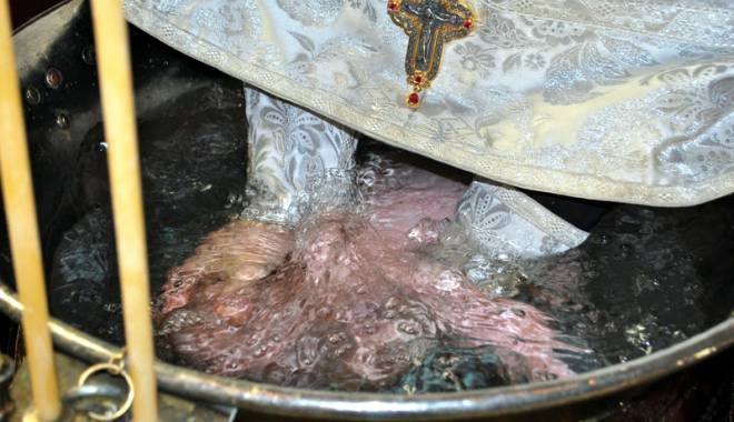Doi copii aflați în asistență maternală, botezați la Cumpăna, de Florii - doicopiibotez-1428086822.jpg