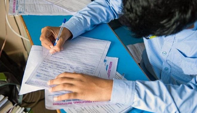Doi elevi, eliminaţi la ultima probă a Bacului. Aveau notiţe între foile de examen - doielevi-1625064459.jpg