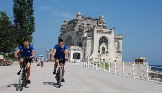 Doi elevi de liceu constănțeni fac profit pe bicicletă - doieleviprofit-1422372210.jpg