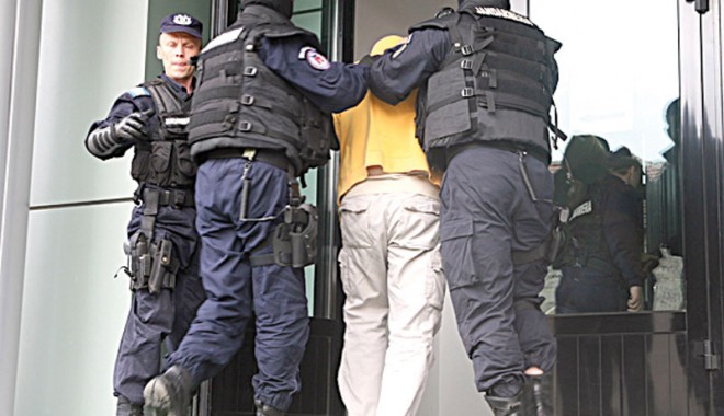 Doi indivizi au trântit la pământ  un polițist și i-au rupt uniforma - doiindiviziarestati-1405360596.jpg