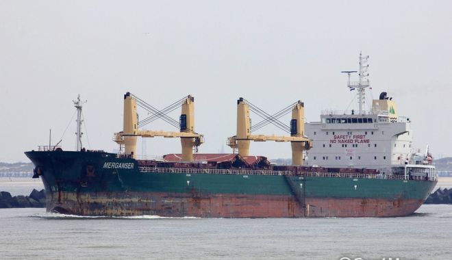 Doi marinari de pe bulk-carrier-ul 
