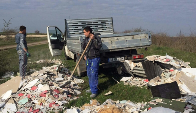 Doi muncitori, prinși de agenții Zip Escort când aruncau deșeuri în Canalul Dunăre-Marea Neagră - doimuncitori2-1490976317.jpg
