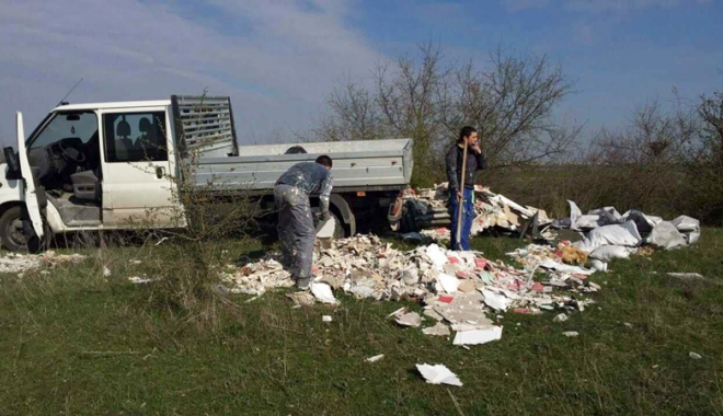 Doi muncitori, prinși de agenții Zip Escort când aruncau deșeuri în Canalul Dunăre-Marea Neagră - doimuncitori3-1490976325.jpg