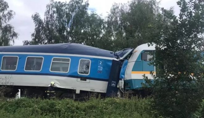 Doi oameni au murit după ce două trenuri s-au ciocnit în Cehia - doioameni-1628081386.jpg