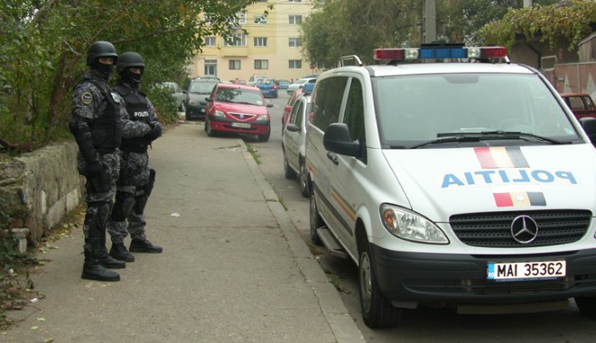 Doi polițiști arestați pentru că țineau 