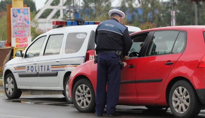 Doi polițiști constănțeni, prinși în timp ce primeau mită de la un șofer - doipolitistibuna-1386787174.jpg