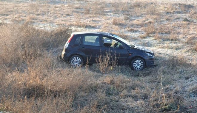 Doi răniți la Constanța, pe DN2A. Mașina a derapat și s-a răsturnat pe câmp - doiraniti-1579678025.jpg