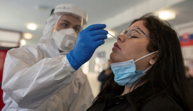 Doi români întorşi întorşi din Africa, suspecţi a fi infectaţi cu tulpina Omicron - doiromani-1638443594.jpg