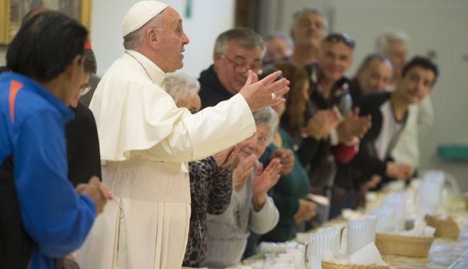 Doi români, printre persoanele fără adăpost care au luat micul dejun cu papa Francisc - doiromanipapafrancisc-1482068289.jpg