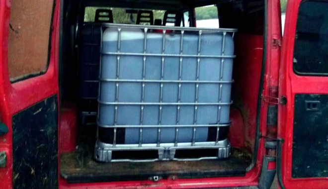 Doi tineri au rămas fără mașină, după ce au transportat motorină fără acte - doitineri-1491842373.jpg