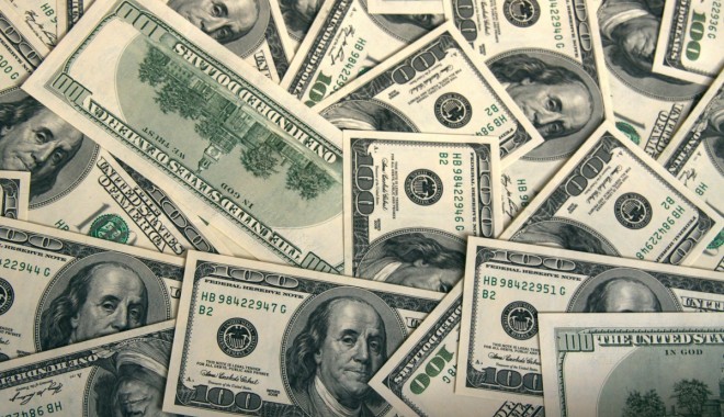 Dolarul american bate pasul pe loc - dolar-1372761684.jpg