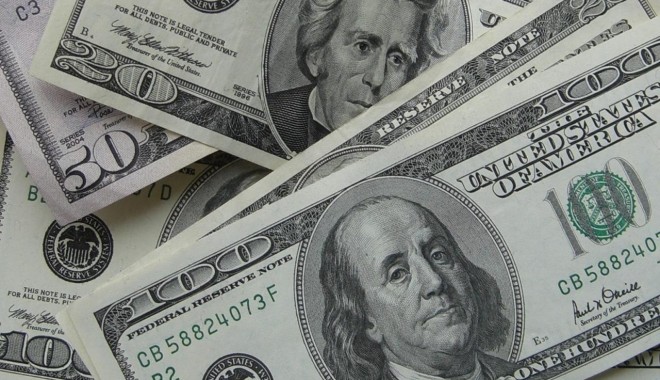Dolarul american rămâne pe loc - dolar-1373971010.jpg