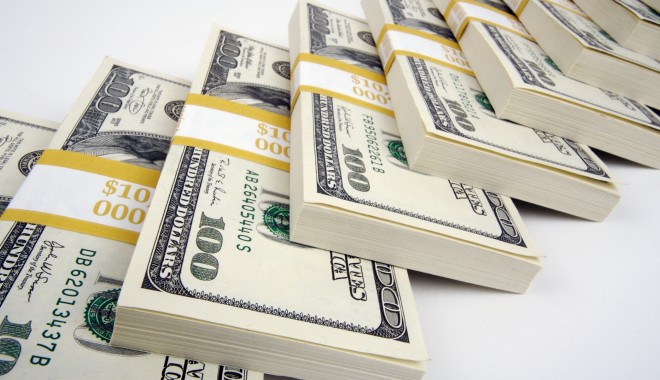 Dolarul american rămâne la 3,31 lei - dolari-1377513190.jpg