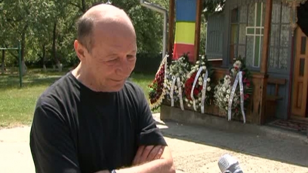 Socrul lui Traian Băsescu, condus astăzi pe ultimul drum - doliu-1436606616.jpg