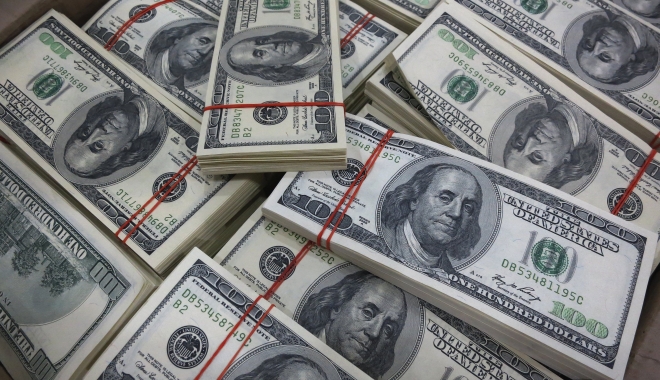 Dolarul a cedat 1,77 bani - dollars-1478007330.jpg