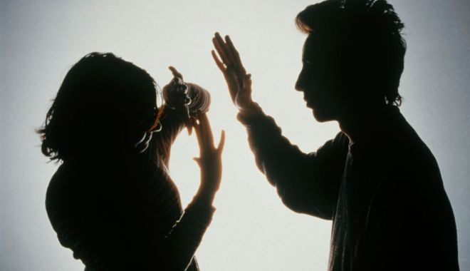 Soț reținut de polițiștii din Năvodari după ce și-ar fi agresat de două ori soția - domesticviolence-1544686086.jpg