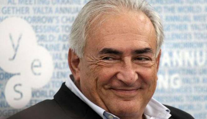 Dominique Strauss-Kahn, judecat pentru proxenetism, întâmpinat de trei membre ale Femen - dominiquestrausskahnafetelajourn-1423566222.jpg