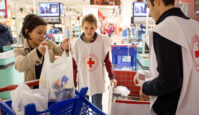 Carrefour și Crucea Roșie au ajutat aproximativ 18.000 de familii, prin Programul Banca de Alimente - donatiibancadealimenteinhipermar-1478695620.jpg