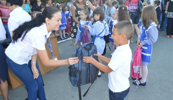 Cora a făcut fericiți elevi constănțeni din mediul rural - donatiicora-1410809833.jpg