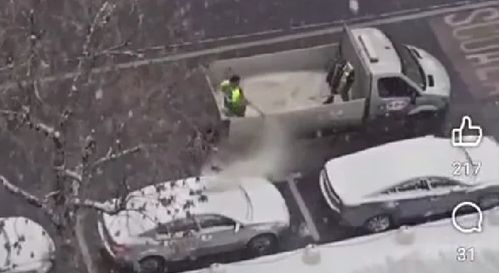 „Dorel” a ieșit la deszăpezit. Doi muncitori împrăștie material antiderapant pe mașinile parcate - dorel-1739715315.jpg