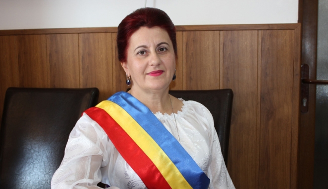 Primarul comunei Saraiu, Dorinela Irimia, la raport în fața cetățenilor - dorinelairimiasaraiu-1464881829.jpg