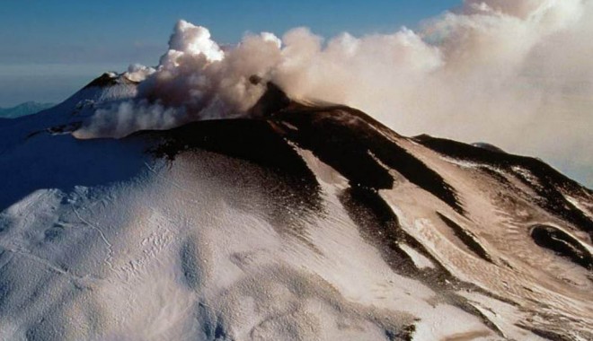 Erupe vulcanul Etna! Zeci de zboruri sunt anulate - dormireetna-1387180870.jpg
