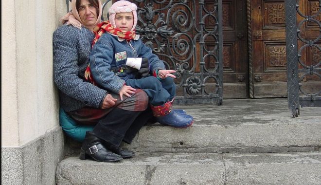 Prinsă la cerșit cu copiii. Ce măsură au luat polițiștii - dosar-1549644364.jpg